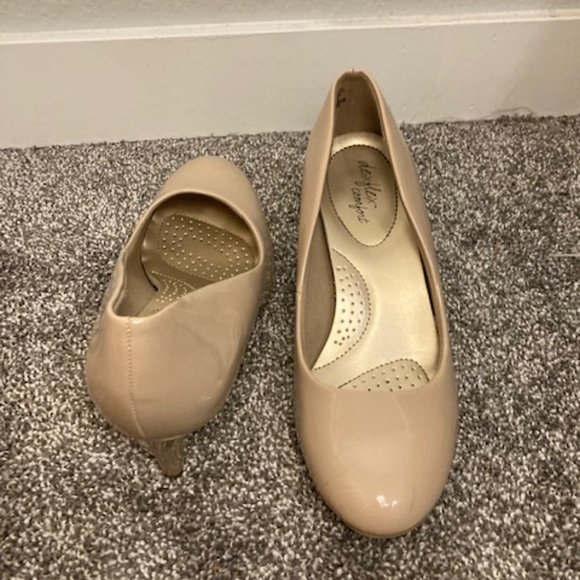 Beautiful Nude Pumps size womens 7 wide - Picture 2 of 7